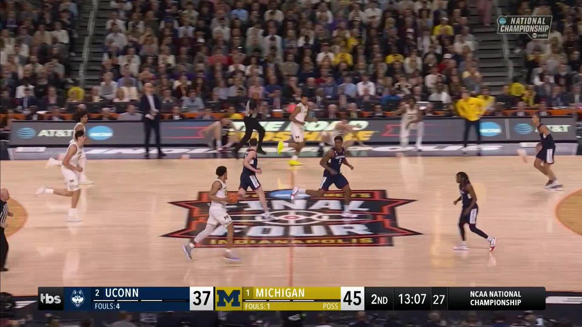 ELLIOT CADEAU HAS THE STADIUM SHAKING 🫨 MICHIGAN LEADS BY 11 😳 #MarchMadness