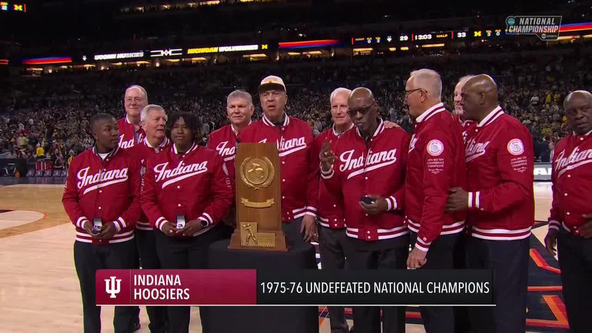 The 1975-76 undefeated Indiana Hoosiers were celebrated at halftime in Indianapolis 👏
