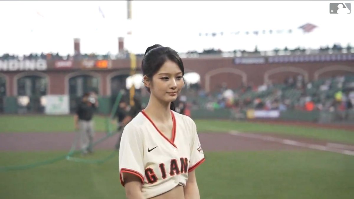 NMIXX 설윤의 명품 시구😍 오늘 설윤이 자이언츠 경기 시구자로 등장했습니다😍 완벽한 시구를 이정후 선수가 잡아주었네요 🙌 #NMIXX #엔믹스 #MLB #MLBKOREA #이정후 #야구