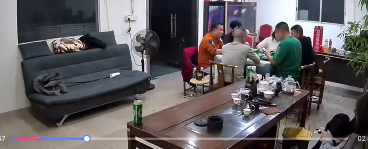 #打小三 男子知道老婆要来，叫小三坐到别人旁边！没想到原配在监控里看得一清二楚！科技改变生活🤣🤣🤣