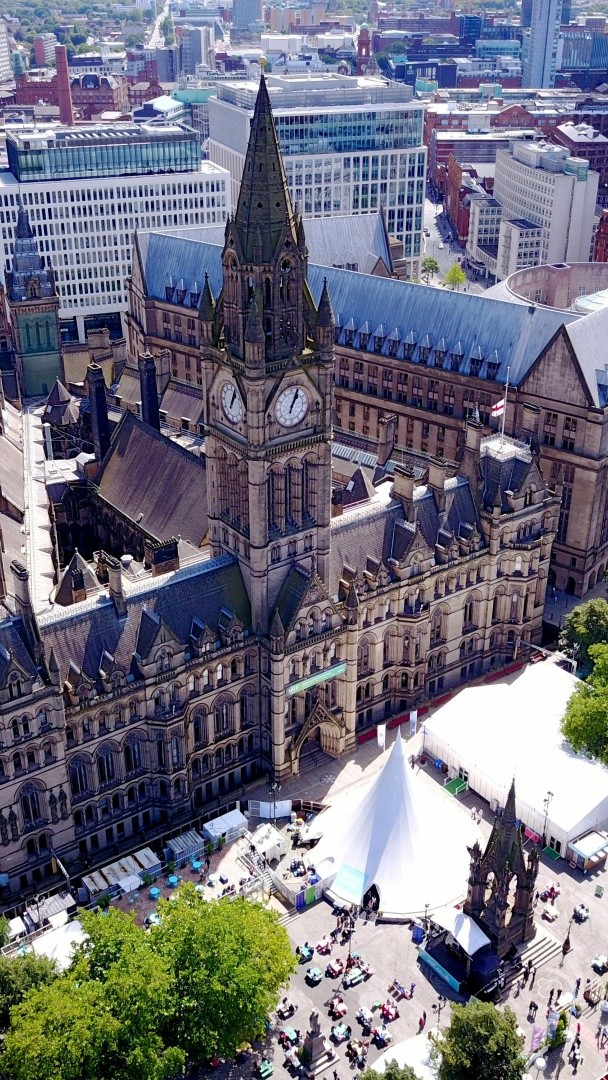 La ville de Manchester renaît économiquement 🏙️ L'ancienne capitale mondiale de l'industrie textile qui a connu des fermetures massives d'usines dans les années 70-80, renait de ses cendres . Depuis 10 ans, la ville connait la croissance la plus rapide du pays. 🎙️Cocquempot Nathan