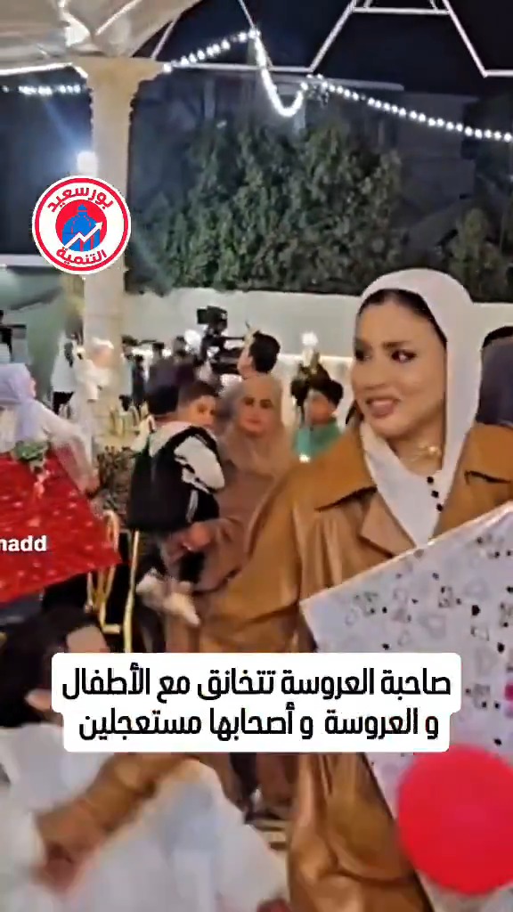 المفروض كانت تديهالها وخلاص ولا البنت الصغيرة هي اللي رخمة 🙄