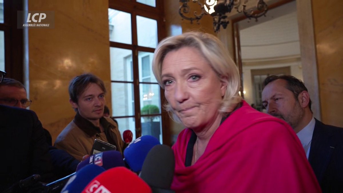Marine Le Pen appelle à baisser la TVA sur le carburant (c'est impossible dans certains cas à cause de l'UE). Quand on lui pose la question d'actions pour faire plier le gouvernement : "On n'est plus dans cette période de censure". Opposition en carton.