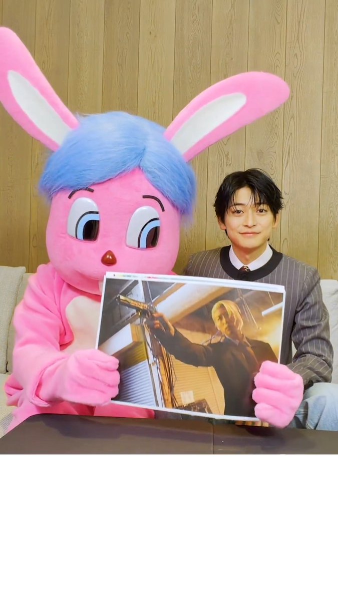 映画『 #SAKAMOTODAYS 』 ►►► 𝗦𝗧𝗢𝗥𝗬 💥🔫 #高橋文哉 さん＆シュガーちゃんが 本作のストーリーをご紹介✨！ 公開前にチェックして 劇場で本編を楽しみましょう👍 🎥4.29 Wed. Roadshow #目黒蓮 主演 #サカモトデイズ