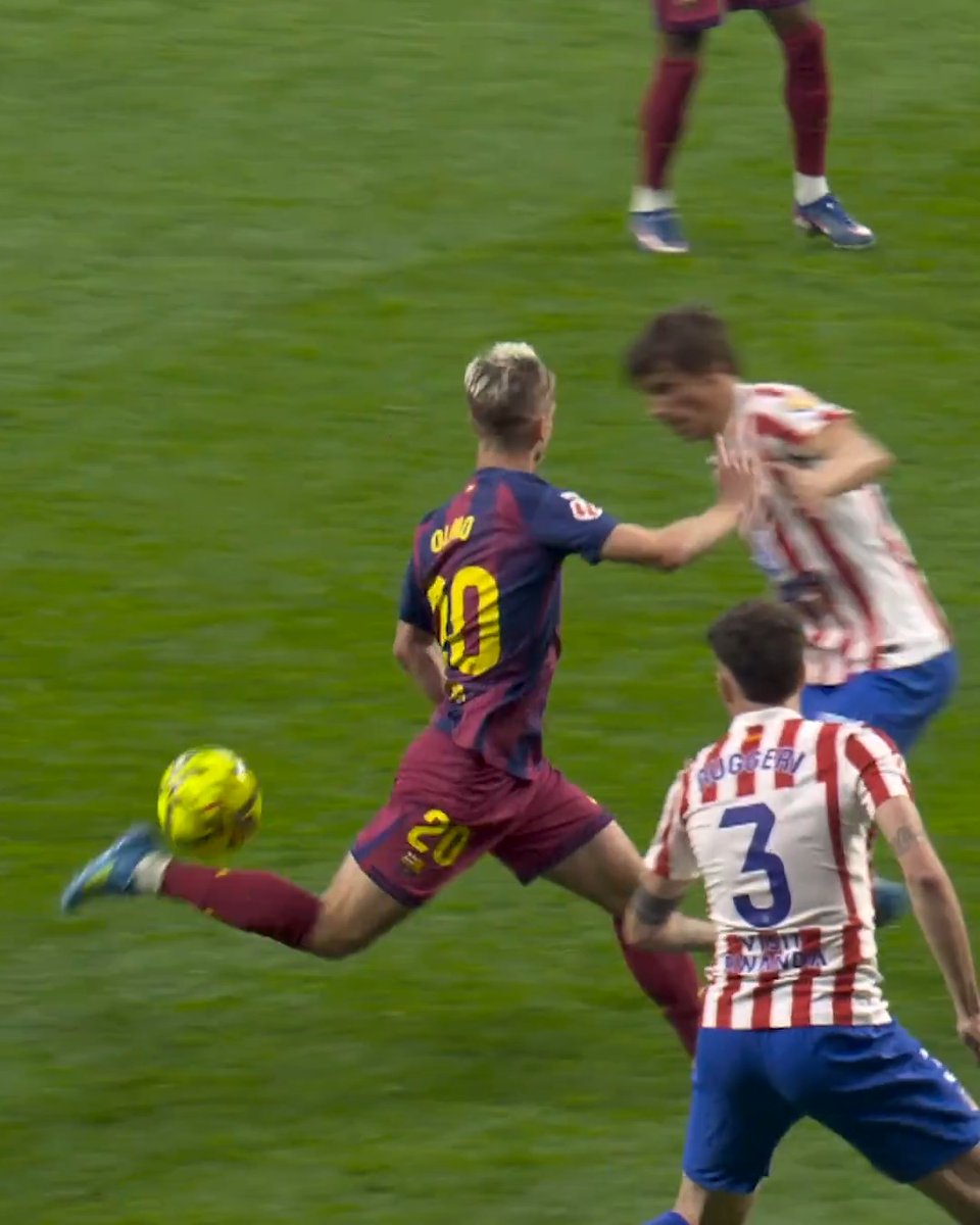 mucha clase, Dani Olmo. 🪄 FC Barcelona | LALIGAHighlights