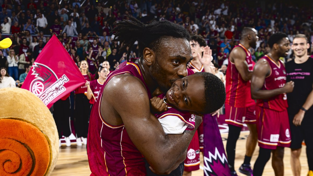 Otro día inolvidable para JAMES BATEMON en Barris Nord ✨ El americano fue uno de los protagonistas en el triunfo de Hiopos iLERNA LLEIDA contra La Laguna Tenerife La Laguna Tenerife con 2⃣1⃣ puntos y un robo crucial al final del encuentro 💥 😎 JB | #LigaEndesa