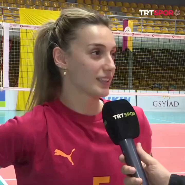 🎙️ Eylül Akarçeşme: Sezonun başından beri hedefimiz kupayı almaktı. Hedefimiz doğrultusunda son bir adımımız kaldı. Orada 3-2'lik bir galibiyetimiz var. Elimizden gelenin en iyisini yapmaya çalıştık ama bence tam kendi oyunumuzu oynayamadık orada. Çok iyi oynayamadığımızı düşünüyorum. Burada seyircimizin önünde çok daha iyi bir oyunla kupayı kaldırmayı istiyoruz. 🎙️ Enes Yalnız x TRT Spor