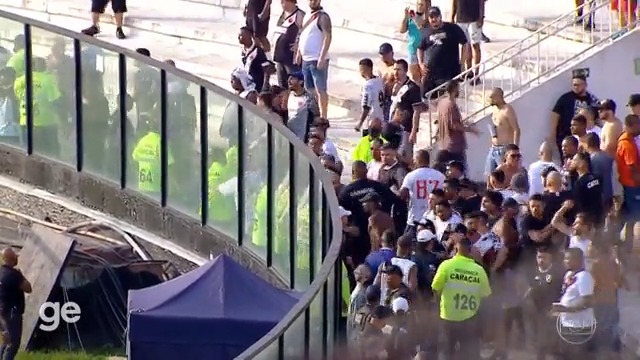 Vascaínos causando confusão em São Januário NO INTERVALO da partida, enquanto outros torcedores iam embora, pelo time tomar um sacode do Botafogo. E isso aconteceu já nessa década. Diferente da ação de um torcedor, aqui foi o estádio todo. Brutal.