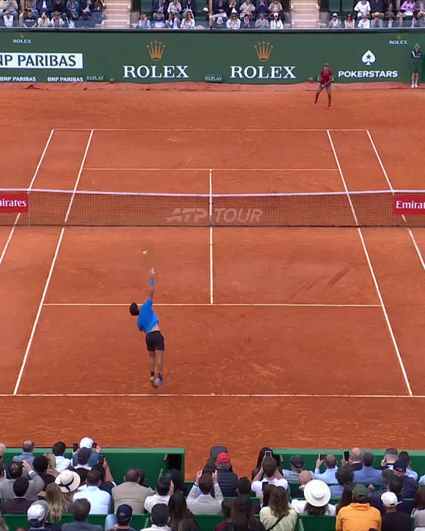 Alcaraz empezó de 10. Aunque bajó un poco en el segundo set, avanzó con grandes sensaciones en Montecarlo y dejando una actuación brutal. 🏅 14 victorias seguidas en tierra 📈 18-2 este año En tercera ronda ante Atmane o Etcheverry.