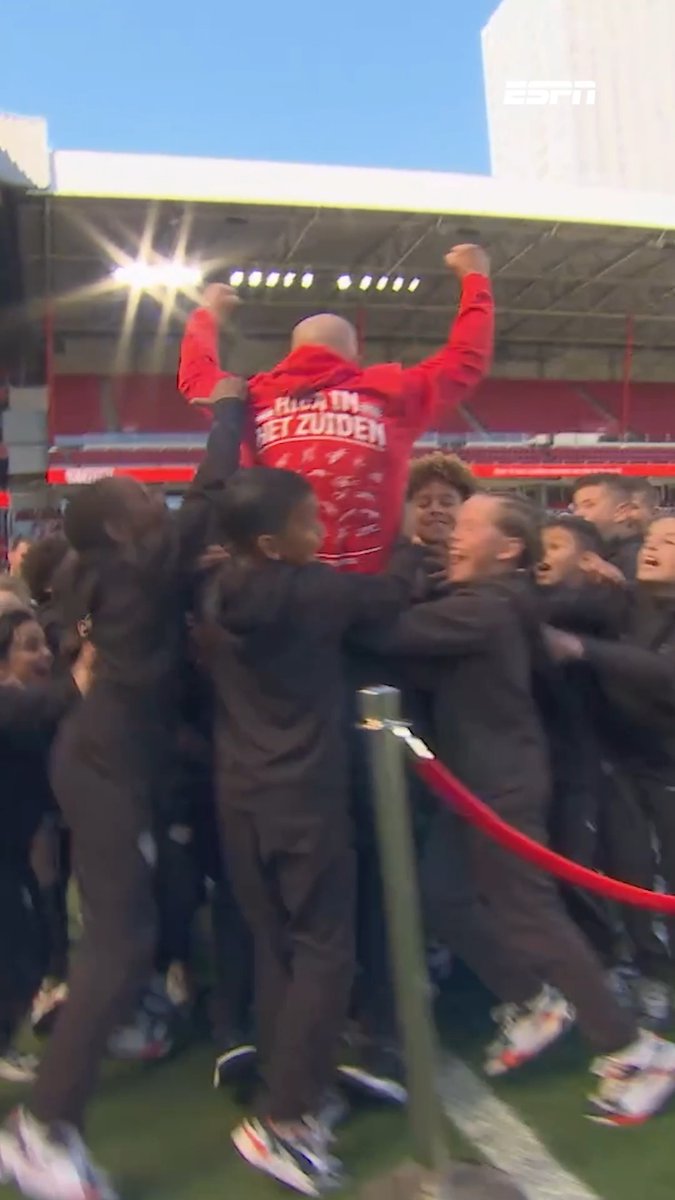 Peter Bosz en Ismael Saibari vieren feest met de jeugd 👏👨‍👦‍👦