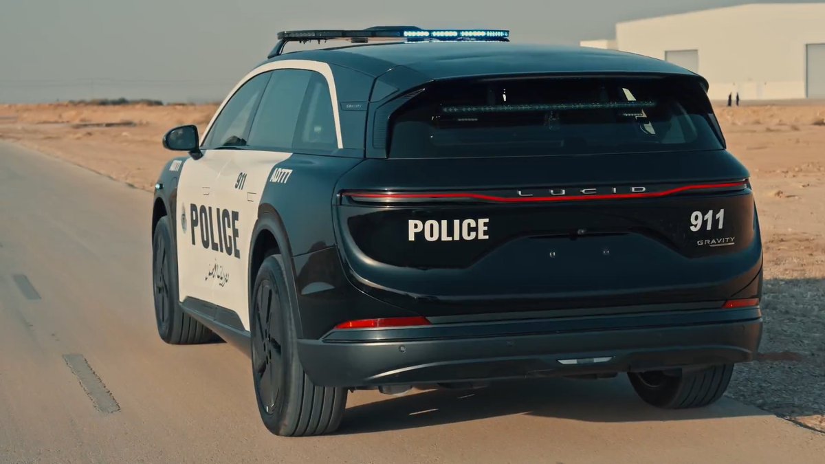 إنجاز وطني يُسجَّل للمرة الأولى. بالتعاون الوثيق مع وزارة الداخلية، تنضم Lucid Gravity إلى أسطول الأمن العام، كثمرة جهود مكثفة من البحث والتطوير بقيادة فريق #لوسد، لدعم تطور منظومة الأمن في المملكة.