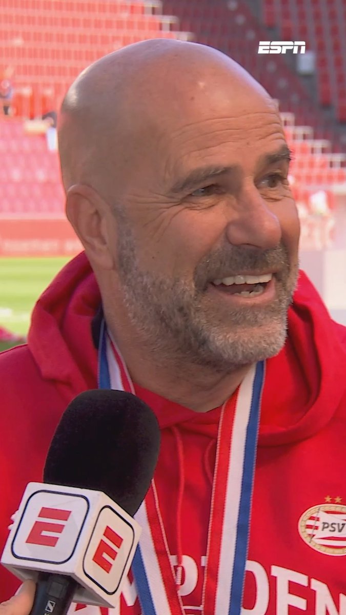 Peter Bosz is dit keer tot in de puntjes voorbereid 😅🚬 "Ik heb drie sigaren bij me, je kan een lekke band krijgen" 🔗