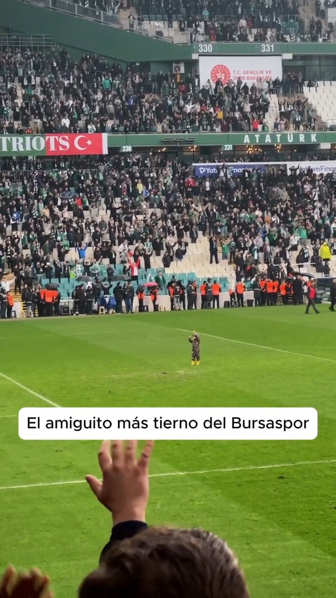 Todos siguiendo al pequeño en la cancha. 🤩 Vía ibrahimoksana/IG