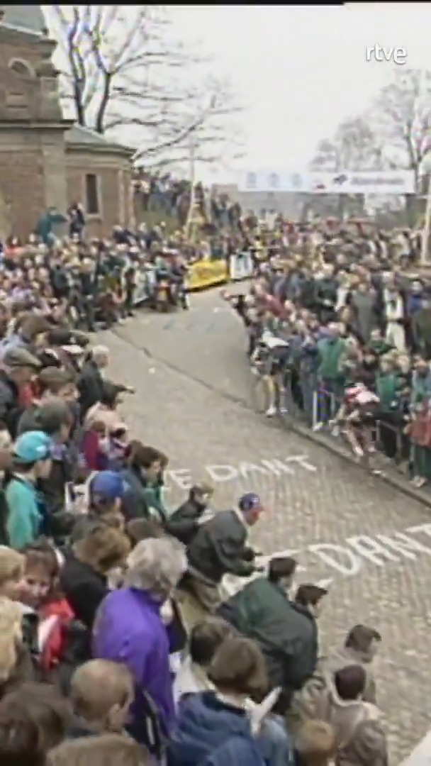 ¿Nostalgia de Kapelmuur? El lugar donde Michele Bartoli destrozó a todos sus rivales para llevarse el Tour de Flandes en 1996 Últimamente la carrera evita esta colina ⛪ por las aglomeraciones de público #TalDíaComoHoy hace 30 años