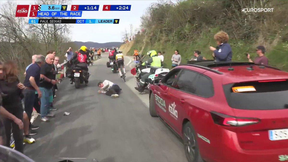 ¿Qué ha pasado ahí? 😧 Un espectador en el suelo, que parece haber sido atropellado, tiene que ser esquivado por Paul Seixas #itzulia2026