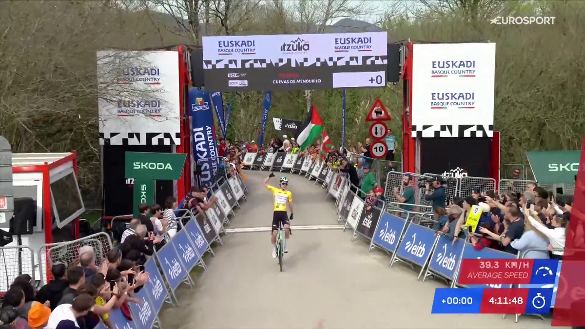 19 AÑOS Y VA A SER UNA 𝐒𝐔𝐏𝐄𝐑𝐄𝐒𝐓𝐑𝐄𝐋𝐋𝐀. 🌟 🇫🇷 El líder Paul Seixas da un puñetazo sobre la mesa, con un prodigioso ataque a 26km de meta, y gana la etapa con 1'25'' respecto al grupo de Roglic y Skjelmose 🚴 Lo has vivido en Eurosport y HBO Max España. #itzulia2026