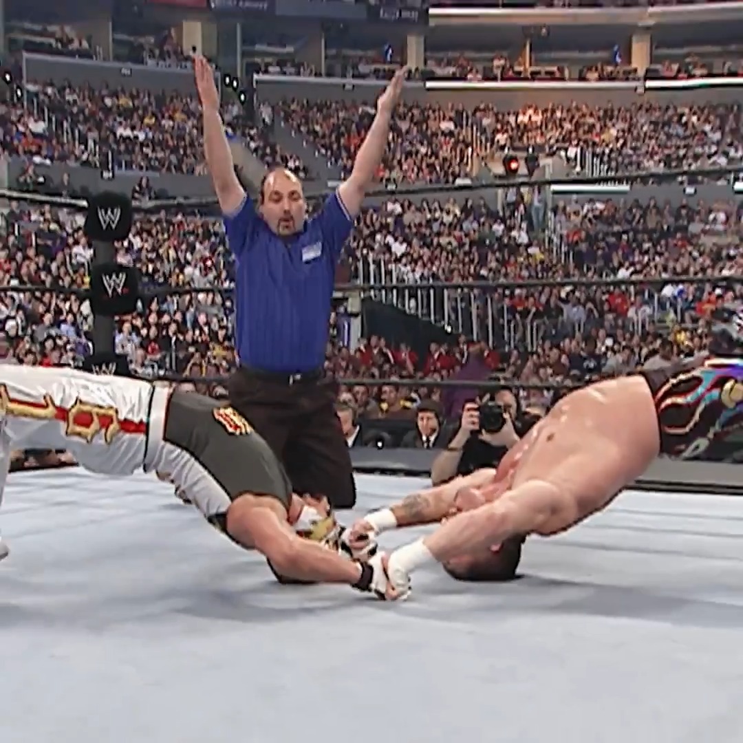 Eddie Guerrero and Rey Mysterio battling it out at #WrestleMania 21. Iconic. 🐐🐐