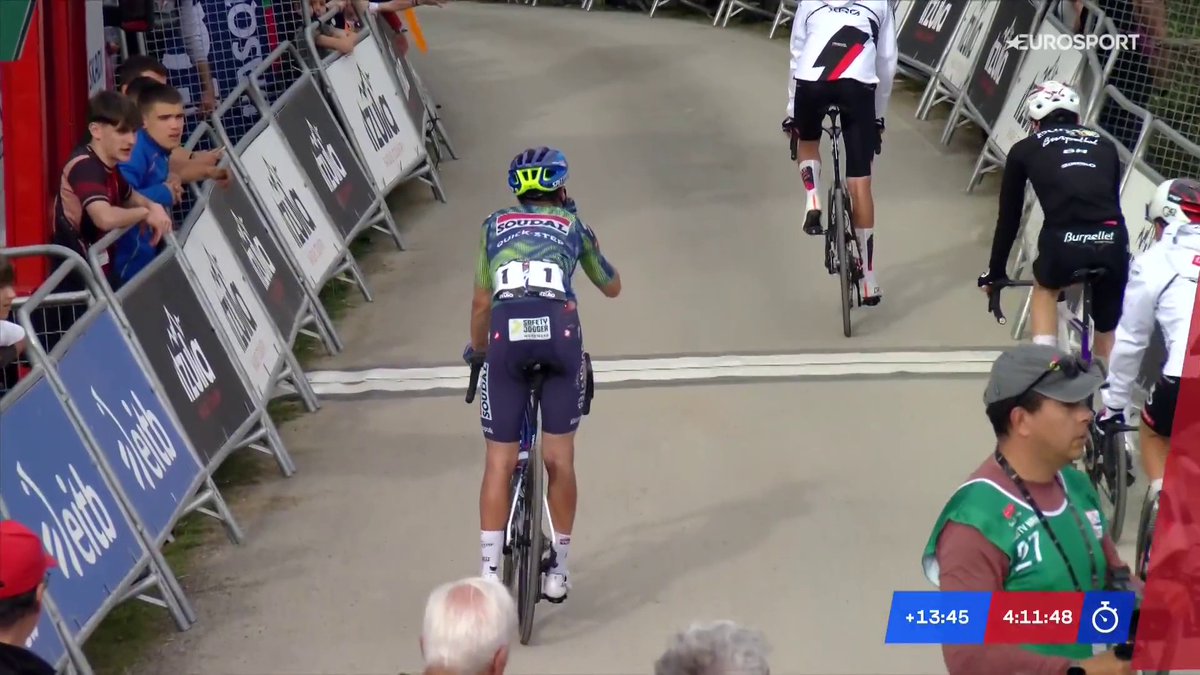 El momento de la llegada de Mikel Landa a meta tras sufrir una dura caída. #itzulia2026