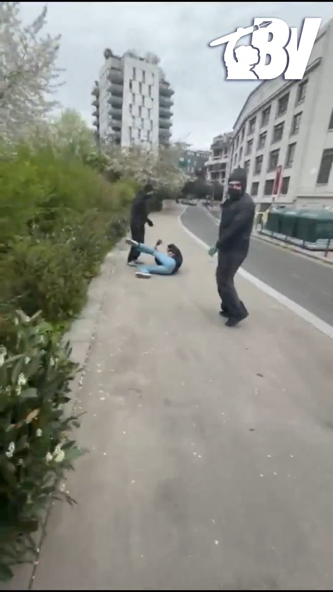 🔴 EXCLU BV | Agression de militants de l’UNI par des antifas cagoulés : la vidéo L’agression a eu lieu ce vendredi, à Paris Cité, alors que les militants de l’UNI tractaient dans le cadre des élections universitaires.