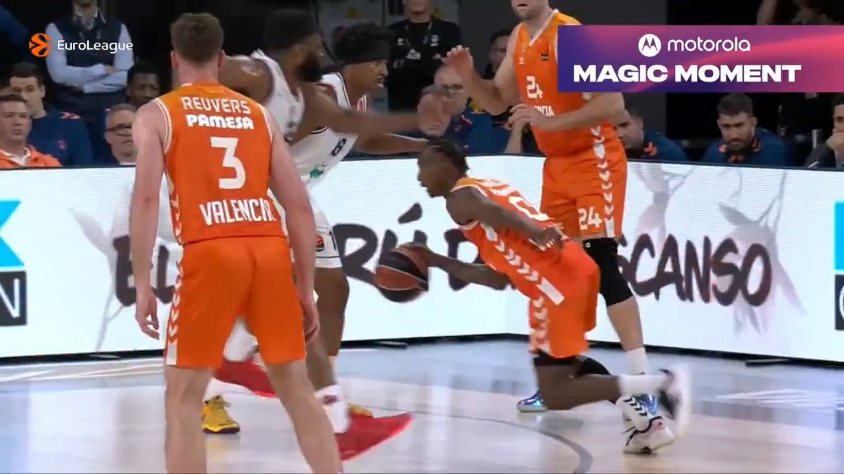 Little hesi from Badio before the SLAM 💨 #MotorolaMagicMoment motorola I Paris Basketball