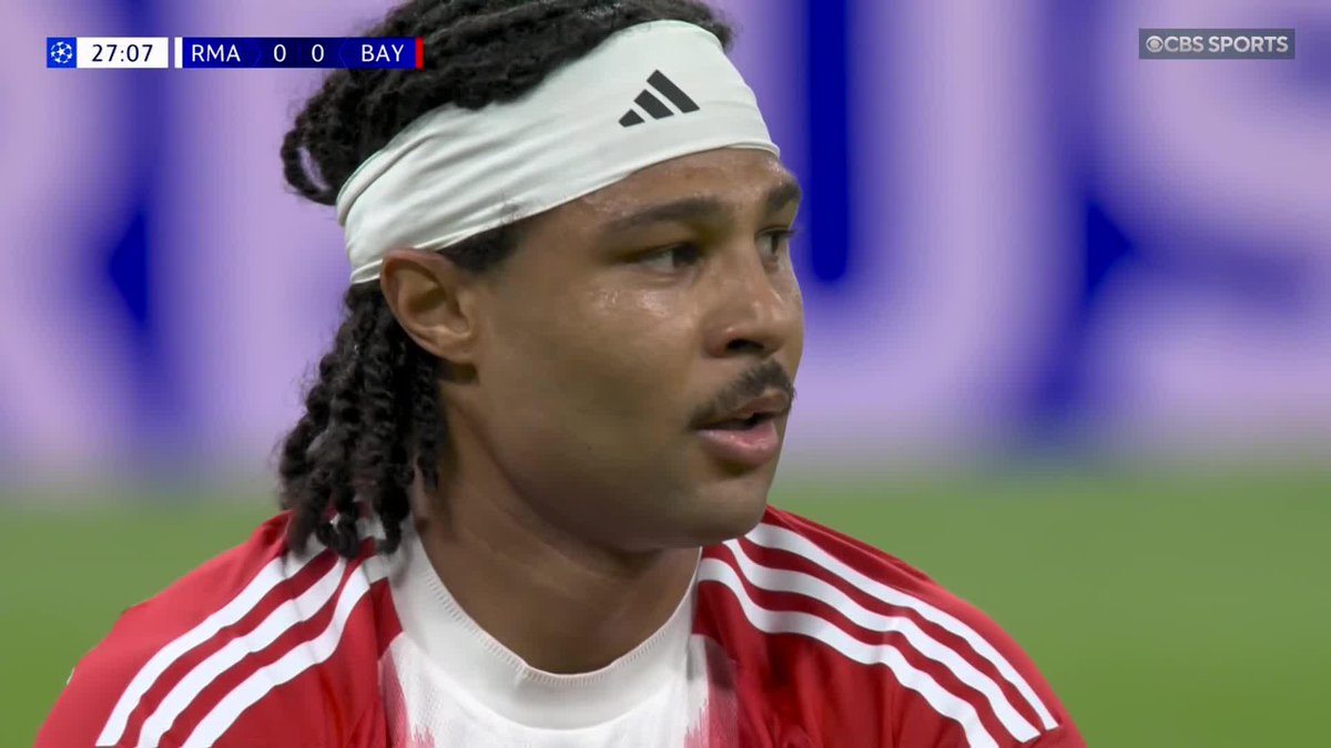 Serge Gnabry lets a big moment slip away 😮