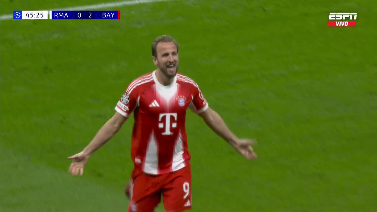 En el gol de Kane, Luis Díaz se mueve fuera del camino de la pelota para que no haya fuera de lugar. Parecen una bobada pero muchos futbolistas no lo hacen.