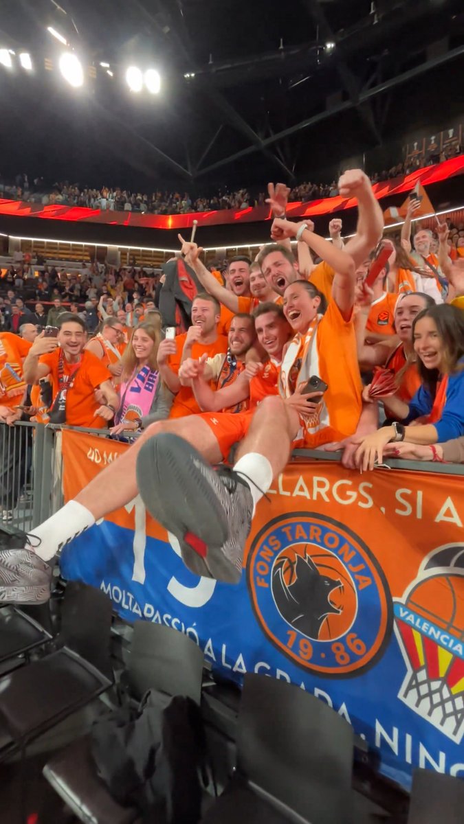 PERO QUÉ HACE NATE REUVERS EN MEDIO DEL MUR TARONJA????!!!! 😂😂😂😂😂🧡🧡🧡🧡🧡🧡