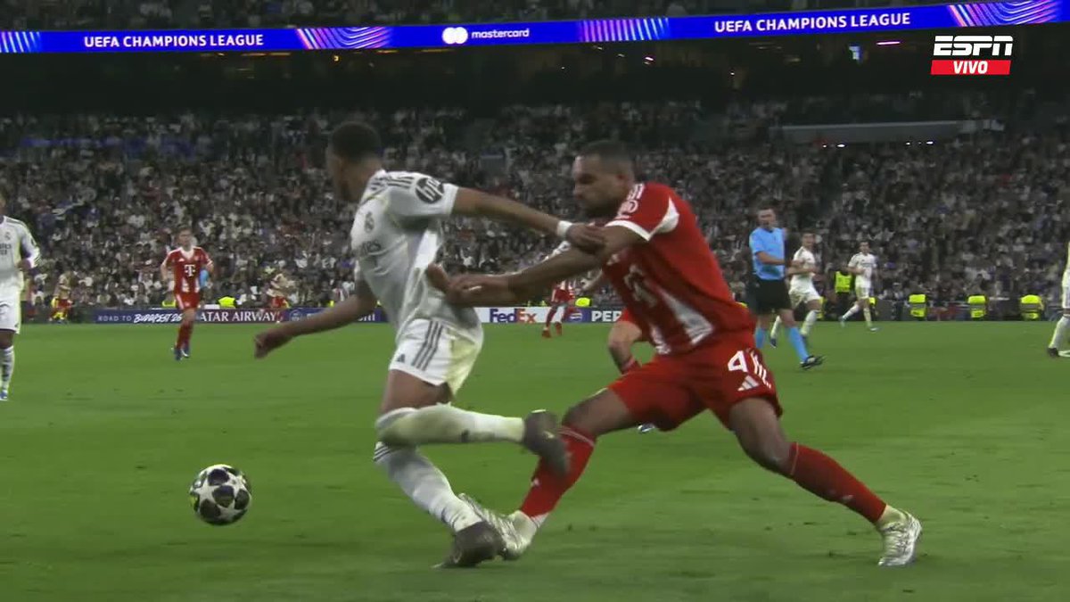 TODO Real Madrid reclamó roja para Jonathan Tah por esta infracción sobre Mbappé. ¿Qué te parece? 📺 Toda la #UCL por #DisneyPlus Plan Premium