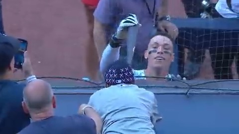 When Aaron Judge gifted Spike Lee his bat after hitting a walk off home run 🔥