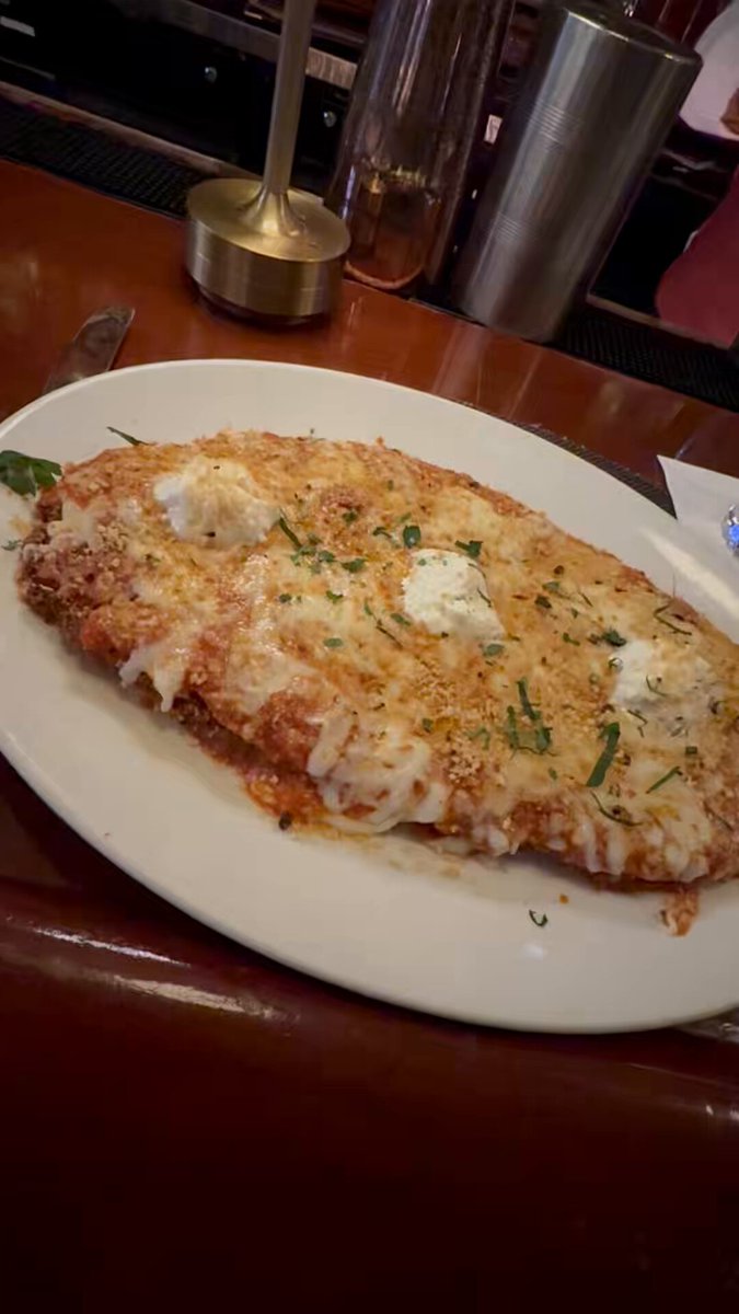 Not trying to steal your thunder BucciOT.Com .. simply playing the game of connoisseur. Chicken parm as long as your arm. Buried the entire thing and now I’m on heart attack watch aka #JammerWatch Lincoln Square. Cafe Fiorello📍 -93.1