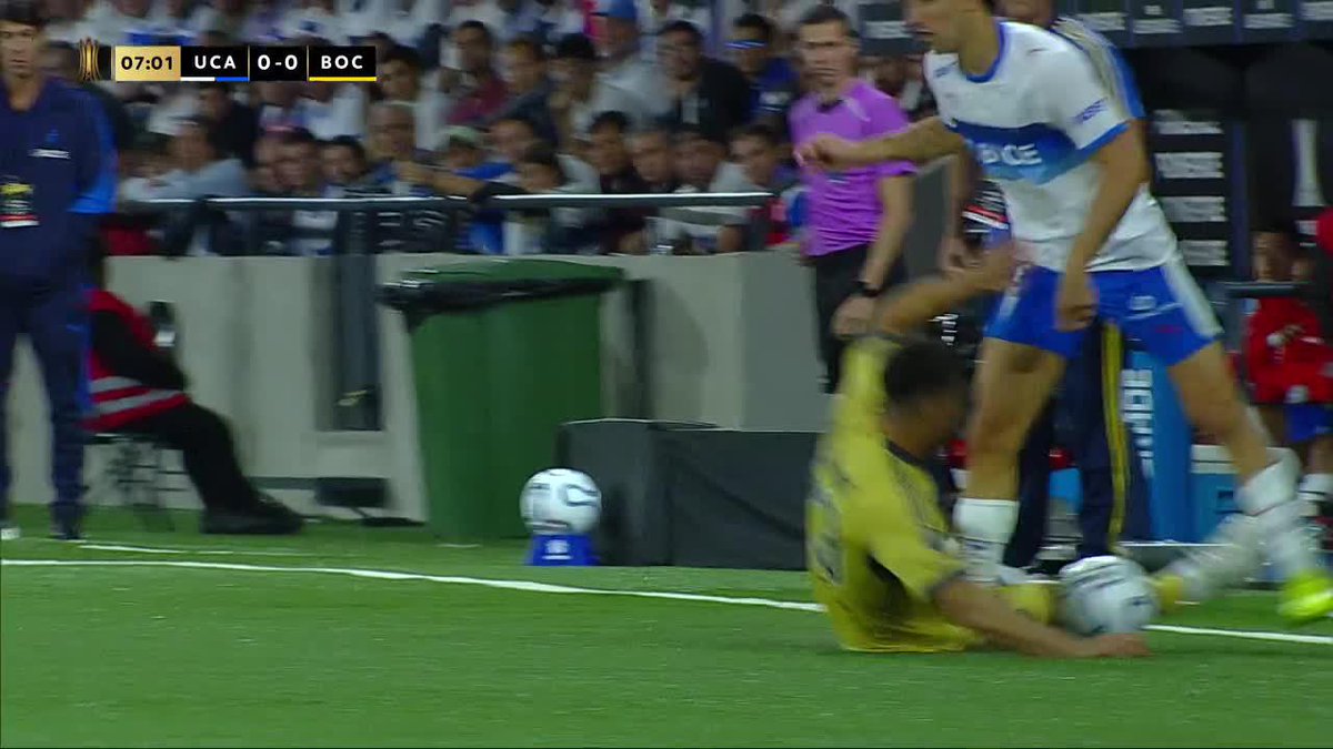 Esta jugada entre el Chelo Weigandt y Justo Giani calentó los ánimos en U. Católica vs. Boca. 📺 Mirá TODA la CONMEBOL #Libertadores por #DisneyPlus Plan Premium