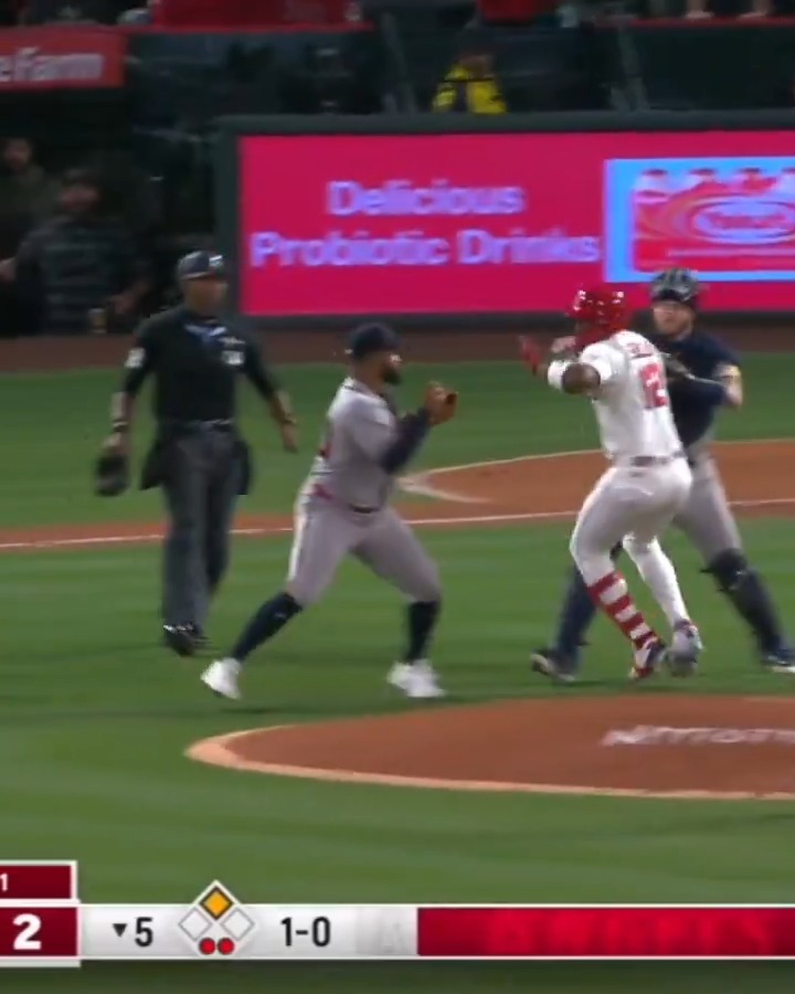 WE HAVE A BRAWL IN ANAHEIM 🤯