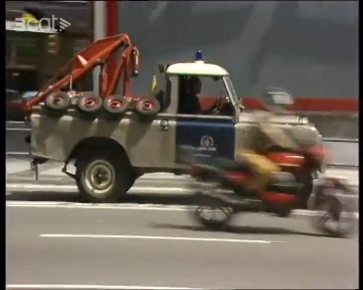 Part dels terrenys que avui ocupa el centre comercial El Triangle eren, als anys 70 i 80, un dipòsit municipal de vehicles. Aquestes imatges de 1983 mostren el tràfec constant de grues deixant-hi cotxes
