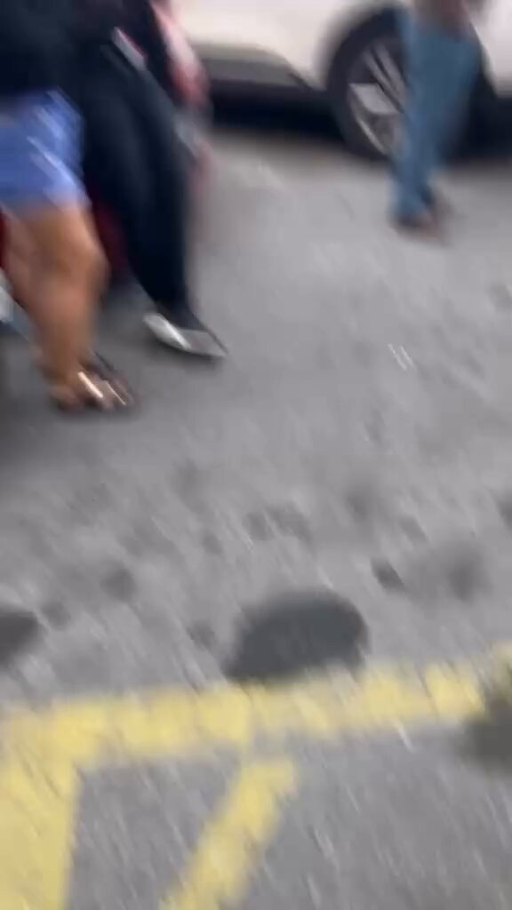 Un individuo comienza a lanzar todos los objetos del piso desde el balcón en Marbella, Málaga.