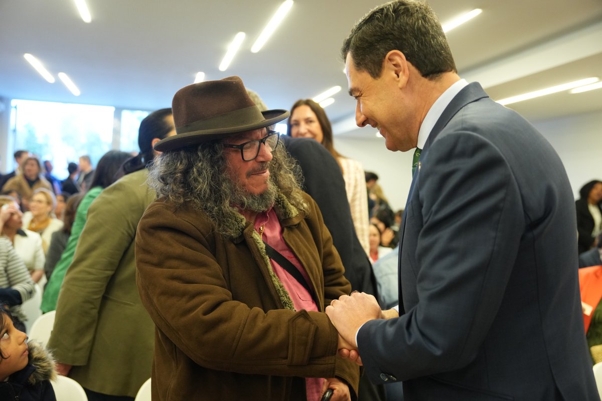 Sin los gitanos, #Andalucía no sería lo que es hoy. Sois orgullo, medalla y parte esencial de la cultura y el carácter de nuestra tierra. El mundo sería mucho mejor si, en vez de perseguir a las minorías, aprendiera un poco más de ellas. ¡Feliz #DíaPuebloGitano!
