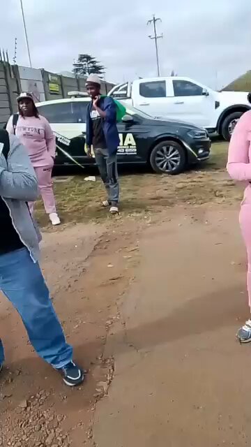 Zibhondiwe eGP, LACO Patriots were given permission by the business owner to remove illegal foreign employees from the premise by force. They came with the force in question and escorted the foreigners out. Liyabuya izwe🤝🏾🇿🇦✊🏾✊🏾✊🏾