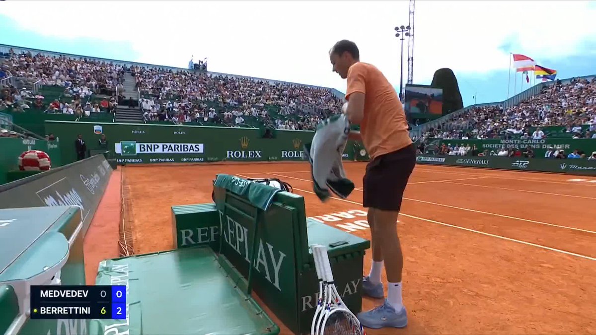 A Daniil Medvedev tennis racket smash for the ages 😲