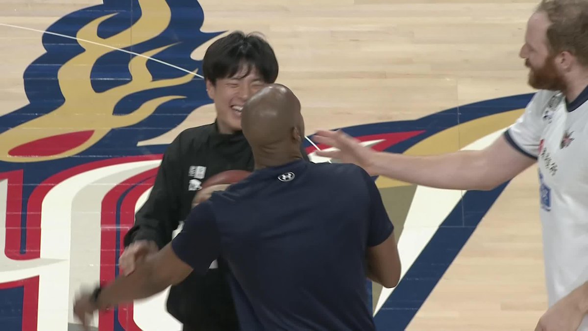 古巣・琉球と強めにわちゃわちゃする牧隼利🫶 牧 隼利 Hayato Maki 大阪エヴェッサ 琉球ゴールデンキングス公式 📡バスケットLIVEで配信予定 #Bリーグ #りそなグループ