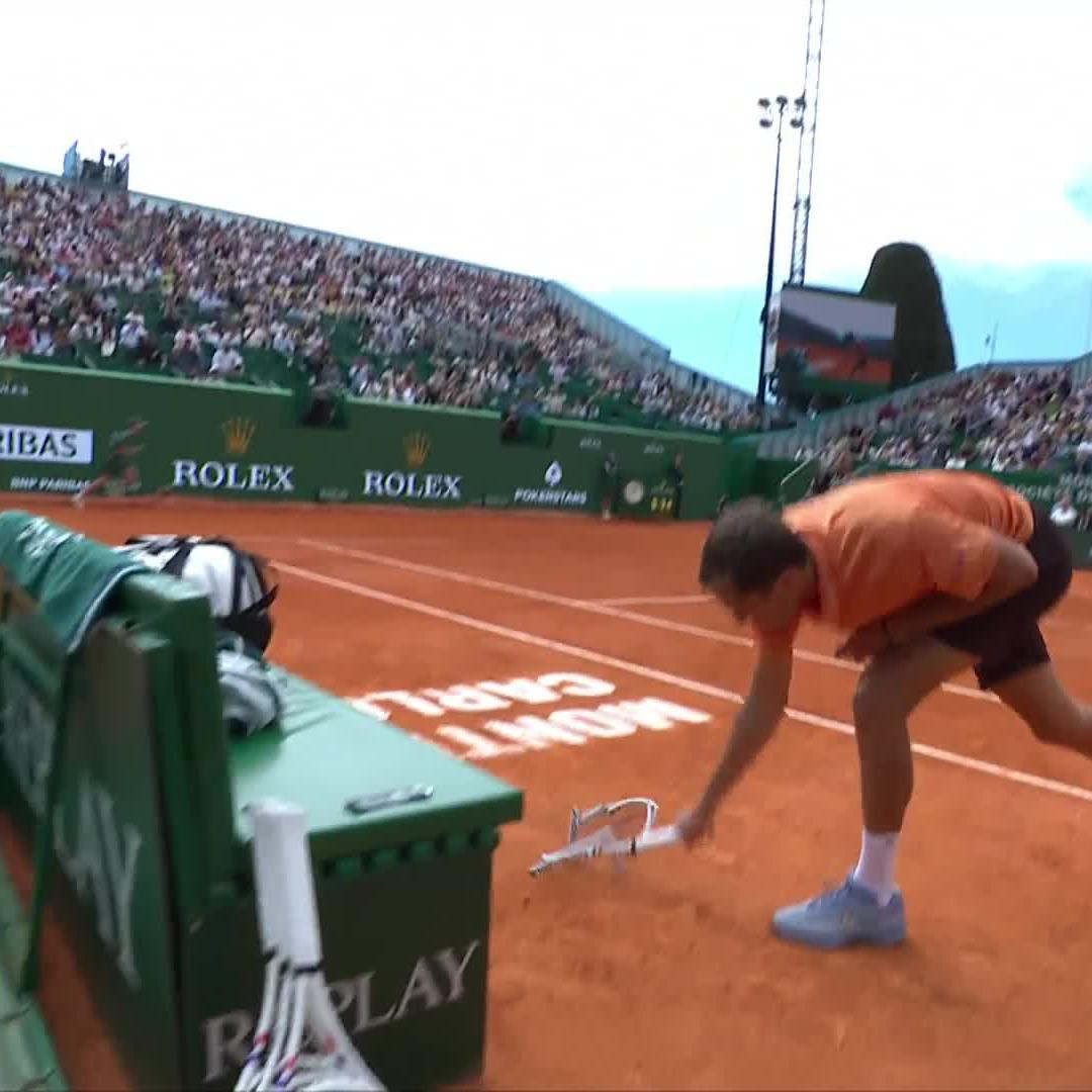 Rosjanin zdemolował rakietę i kort 🤯 Matteo Berrettini bez najmniejszego problemu 6:0, 6:0 pokonał Daniiła Miedwiediewa podczas ATP w Monte Carlo 🎾 #ATP