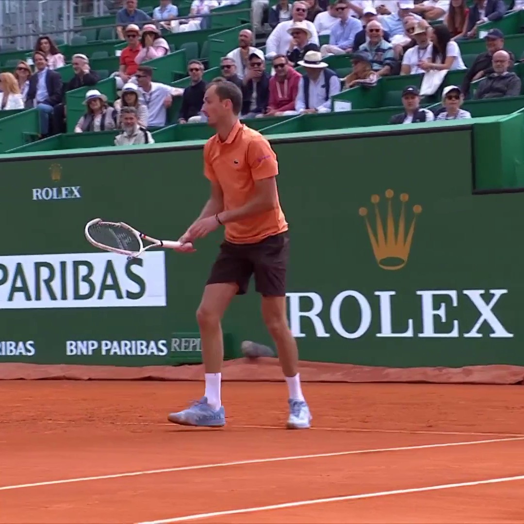 🥵 L'énorme pétage de plomb de Medvedev lors de sa déroute face à Berrettini #RolexMonteCarloMasters