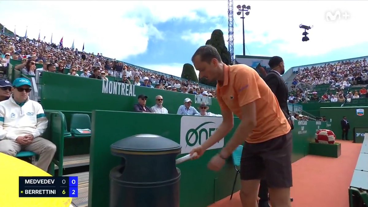 😳 ¿¿¿Qué has hecho, Daniil??? 𝙈𝙚𝙙𝙫𝙚𝙙𝙚𝙫 destroza una raqueta que acaba en la basura. #LaPistaDelTenis