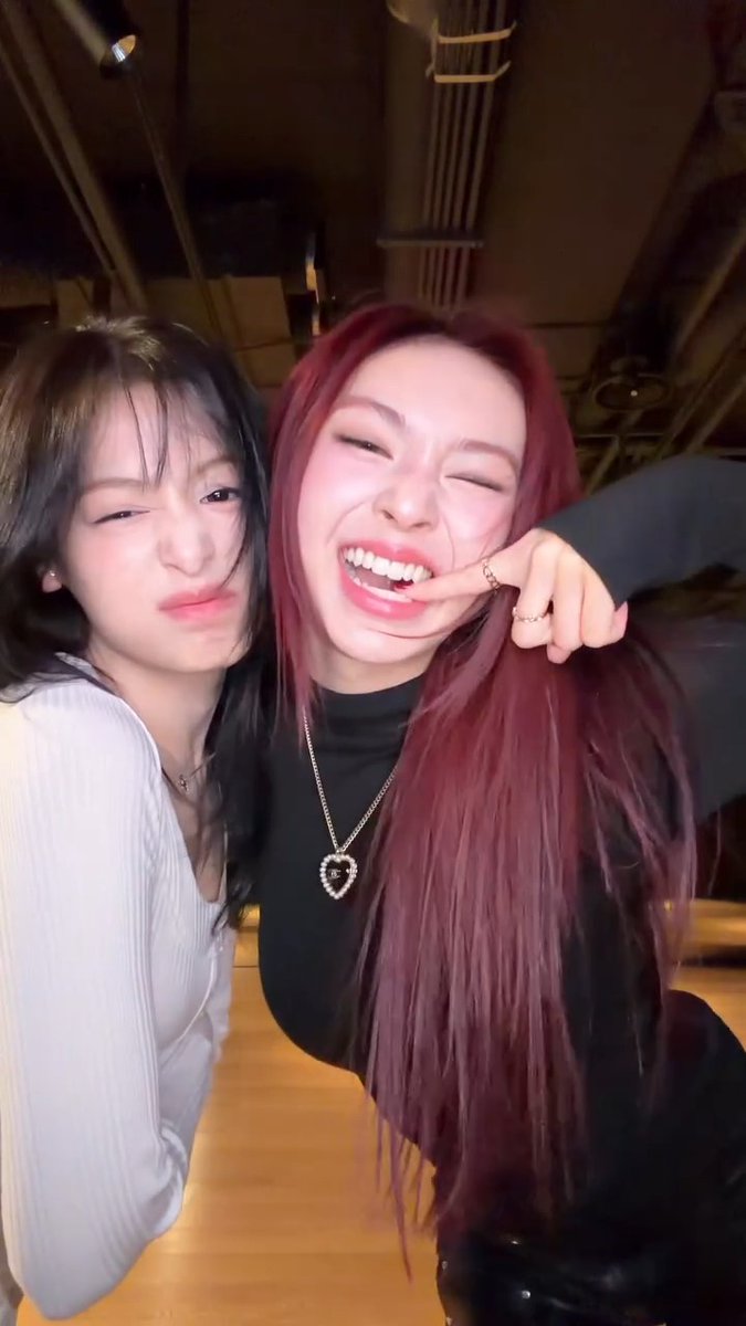 Late na kayo sa trend pero dahil maganda kayo 10/10! 🤩🖤 #BABYMONSTER members #Ahyeon and #Chiquita still serve pure stage presence energy. 😭🔥 🎥 babymonster_ygofficial on Instagram