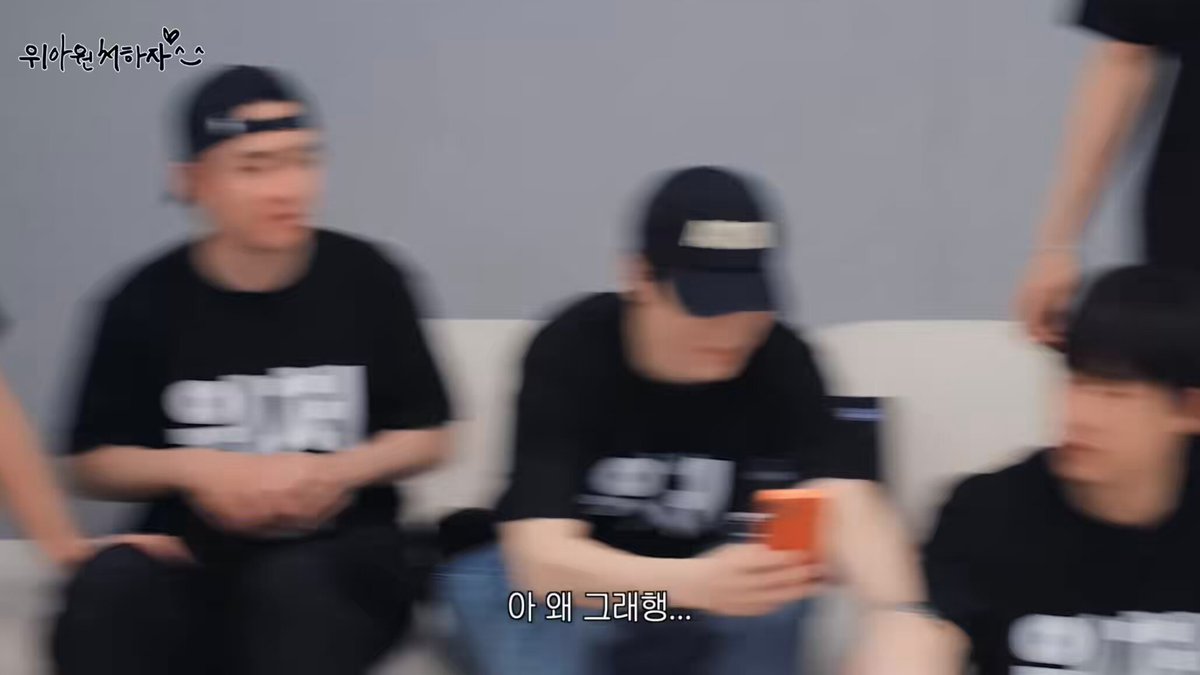 아니 ㅌㅋㅋㅋㅋㅌ 준면이 케이크 사진 열심히 찍는데 동생들이 방해함 ㅠㅠ 근데 방해 수준 ㅅㅂ 도경수 : 손가락으로 케이크 찍어내리기 박찬열 : 타올로 덮기 김종인 : 주먹질