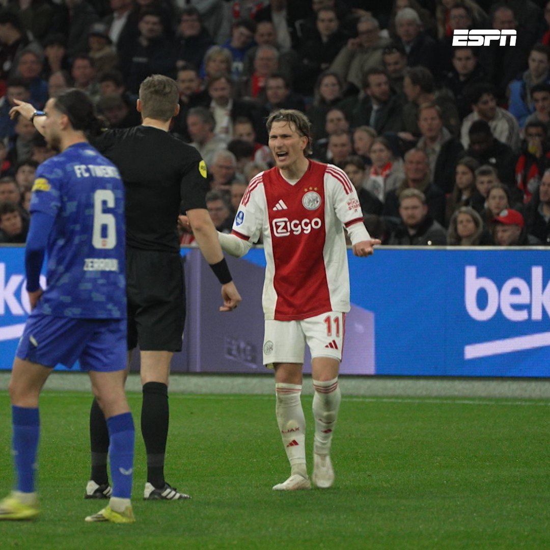 Mika Godts moet volgens scheidsrechter Sander van der Eijk in de spelregels duiken 📚😅 "Ik zal het boek opsturen naar je, hij is heel lang." #ExtraTijd | @ARAG_nl