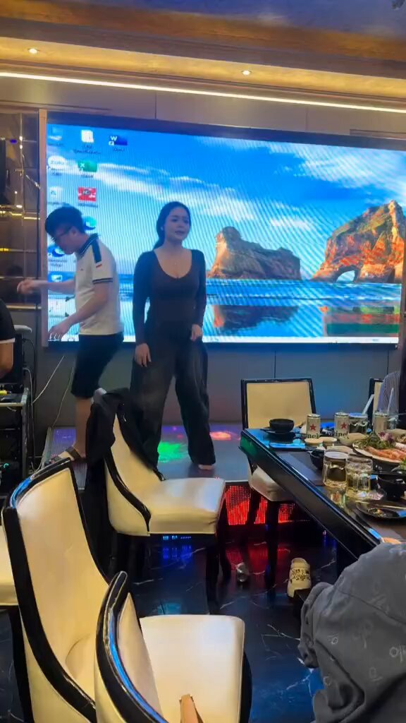 Mấy a thấy e nhảy được hok taaa 🤣 ai muốn coi hậu quả của việc đi nhậu mà hok có ck đi theo thì cmt nhiệt tình vô nha 😝 👉💦 vào đây hay lắm: