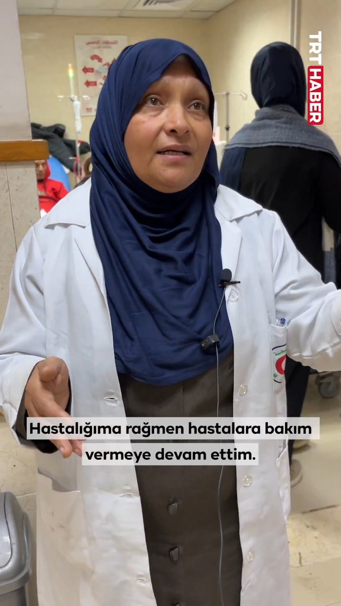 Katil İsrail'in ablukası altındaki Gazze'de sağlık çalışanları da zor şartlar altında. Gazze'deki El-Aksa Hastanesi'nde görev yapan hemşire Hanane Shaeen, hastalığına rağmen şifa dağıtıyor. 📌"3 yıldır hastayım, saldırıların ilk gününden beri işe gitmediğim gün olmadı."