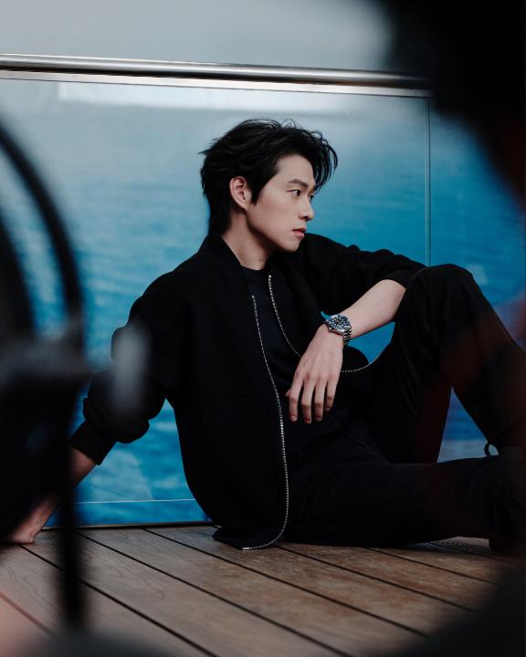 Behind the scenes with OMEGA Brand Ambassador Wei Daxun on set for the new Planet Ocean campaign. Follow the link for more on the collection. #OMEGA #PlanetOcean