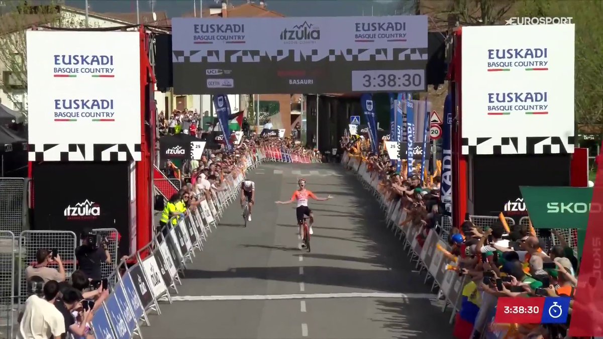 💔 Arrieta se queda con la miel en los labios El francés Axel Laurance derrota al del UAE en la que hubiera sido la primera victoria WorldTour de la temporada para el ciclismo español 🚴 Lo has visto en Eurosport y HBO Max España 🌟. #itzulia2026