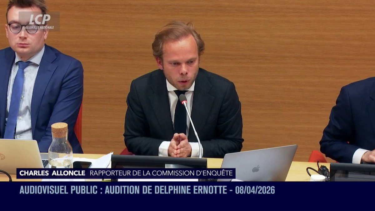 "Vous avez un directeur qui a un temps plein pour France Télévisions, payé 100.000 euros nets [par an], qui est élu maire adjoint d'Anne Hidalgo à la mairie de Paris, pour 60.000 euros. Il ne fait pas d'avenant. Il cumule deux temps plein", s'étonne Charles Alloncle.