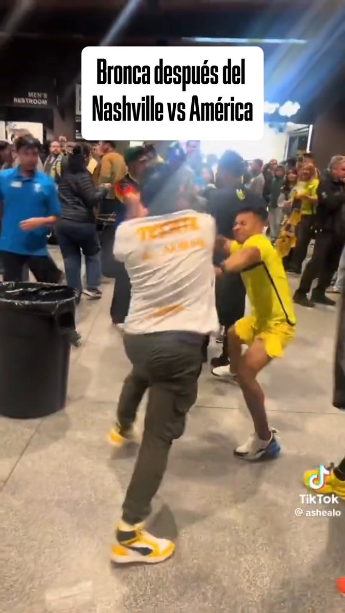 ¡Terribles imágenes! 😥 Aficionados se enfrentaron después del partido cuando salían del estadio después del Nashville vs América de Concacaf. (vía ashealo)